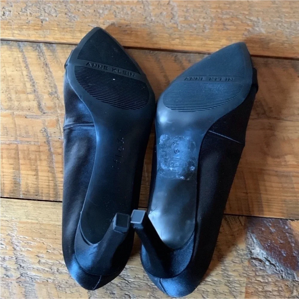 Anne Klein Raylee black satin pumps with rhinestone brooch detail Size 9.5